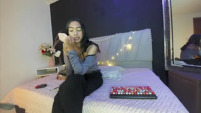 Snapshot of adharaharper chatting on 06.17.26 adharaharper online show from 06.17.26