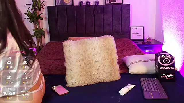 Mia Collins 21 online show from 06.04.26