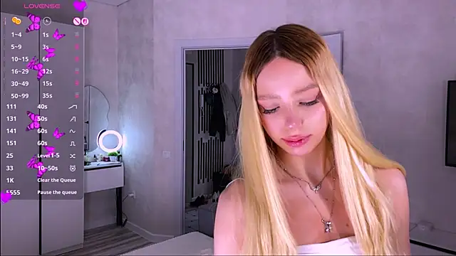 Snapshot of Mooniesiesita chatting on 07.29.26 Mooniesiesita online show from 07.29.26