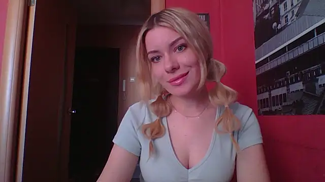 Snapshot of Softy_Aura_ chatting on 05.18.26 Softy Aura online show from 05.18.26