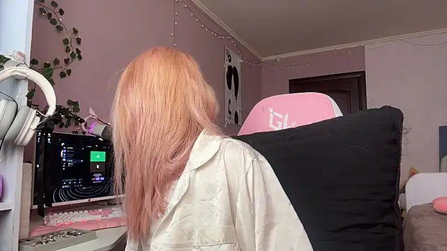 Snapshot of milimoon chatting on 04.26.26 milimoon online show from 04.26.26
