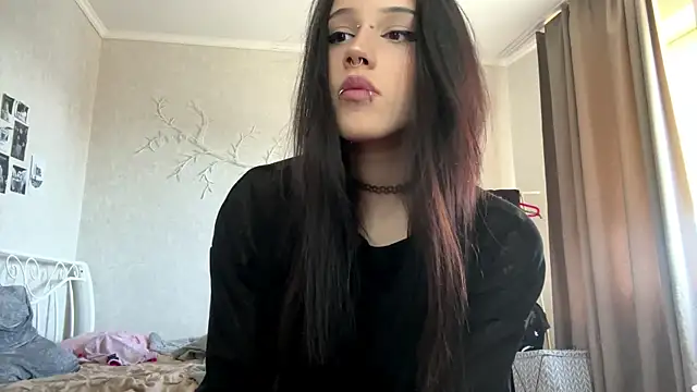 Snapshot of LouisePavlides chatting on 05.03.26 LouisePavlides online show from 05.03.26