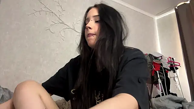 Snapshot of LouisePavlides chatting on 05.15.26 LouisePavlides online show from 05.15.26