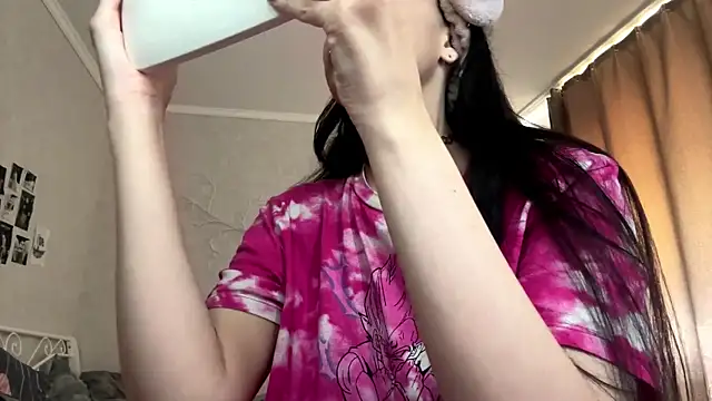 Snapshot of LouisePavlides chatting on 05.31.26 LouisePavlides online show from 05.31.26