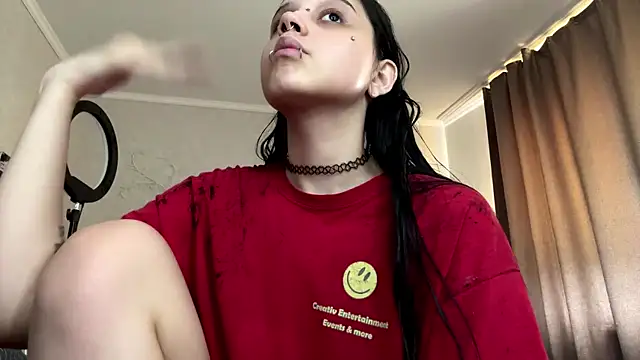 Snapshot of LouisePavlides chatting on 06.18.26 LouisePavlides online show from 06.18.26