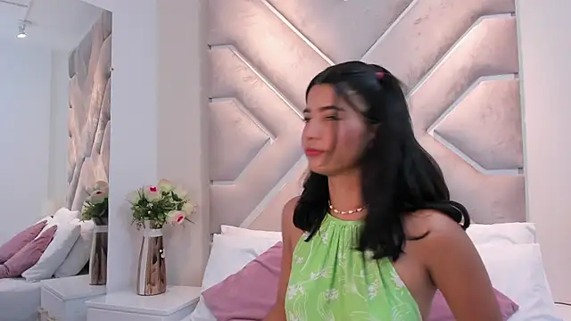 Hannah Quenn  online show from 04.27.26