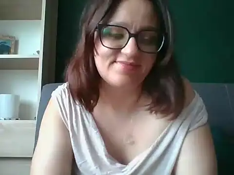 Snapshot of sensual_paris chatting on 06.18.26 sensual paris online show from 06.18.26