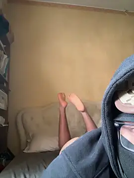 Snapshot of fedezeloofeet chatting on 04.29.26 fedezeloofeet online show from 04.29.26