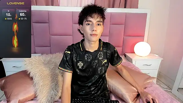 Snapshot of christopher_robin4 chatting on 05.16.26 christopher robin4 online show from 05.16.26