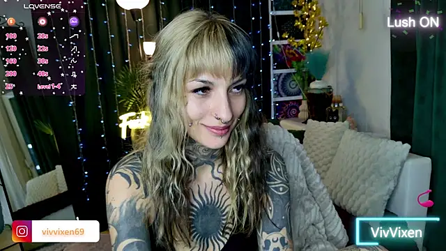 Snapshot of VivVixen chatting on 05.30.26 VivVixen online show from 05.30.26