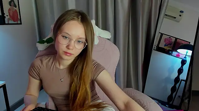 Snapshot of FloraLarsson chatting on 05.07.26 FloraLarsson online show from 05.07.26