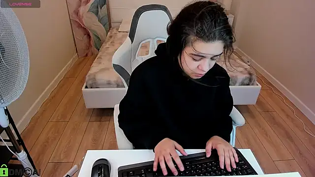 Snapshot of Trisha_Moore chatting on 07.19.26 Trisha Moore online show from 07.19.26