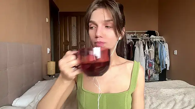 TrishIsaac online show from 06.12.26