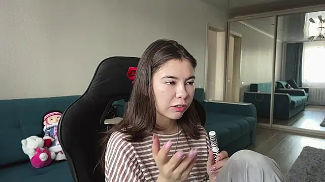 Snapshot of Ellewaay chatting on 06.18.26 Ellewaay online show from 06.18.26