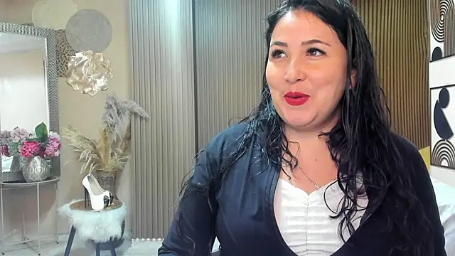 Snapshot of BBWLuxuryMuse chatting on 05.25.26 BBWLuxuryMuse online show from 05.25.26