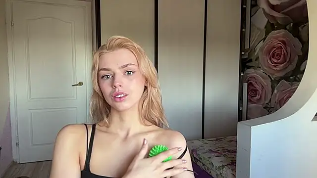 Snapshot of ScarlettRosy chatting on 05.14.26 ScarlettRosy online show from 05.14.26