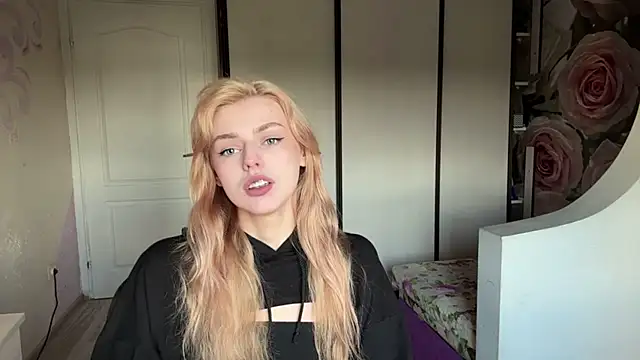Snapshot of ScarlettRosy chatting on 05.16.26 ScarlettRosy online show from 05.16.26