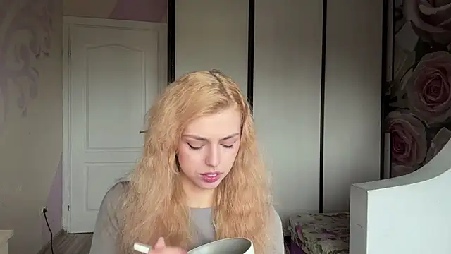 Snapshot of ScarlettRosy chatting on 05.18.26 ScarlettRosy online show from 05.18.26