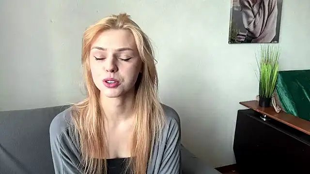 Snapshot of ScarlettRosy chatting on 05.28.26 ScarlettRosy online show from 05.28.26