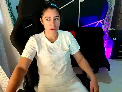 Snapshot of LUCYMILF_SEXY chatting on 05.06.26 LUCYMILF SEXY online show from 05.06.26