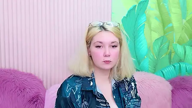 Snapshot of Cassey_Well chatting on 05.10.26 Cassey Well online show from 05.10.26