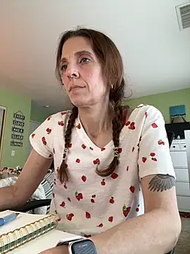 Snapshot of Raevyn chatting on 06.17.26 Raevyn online show from 06.17.26