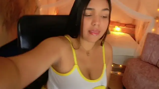 Snapshot of leoneriss chatting on 07.25.26 leoneriss online show from 07.25.26