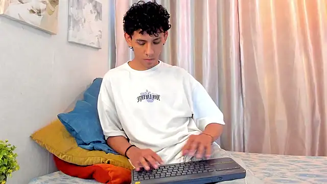 Snapshot of kairox_ chatting on 06.22.26 kairox online show from 06.22.26