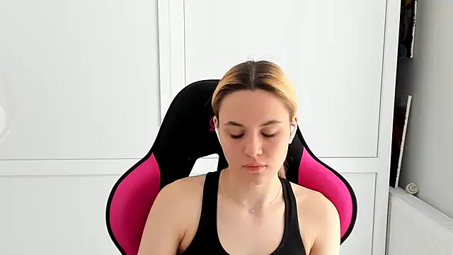 Emma starrs  online show from 06.03.26