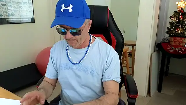 Snapshot of hotdadbod chatting on 12.12.24 hotdadbod online show from 12.12.24