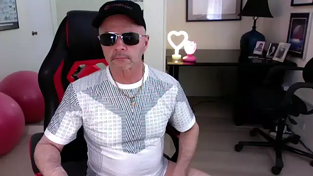Snapshot of hotdadbod chatting on 03.15.25 hotdadbod online show from 03.15.25