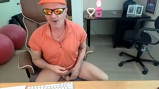 Snapshot of hotdadbod chatting on 02.15.26 hotdadbod online show from 02.15.26