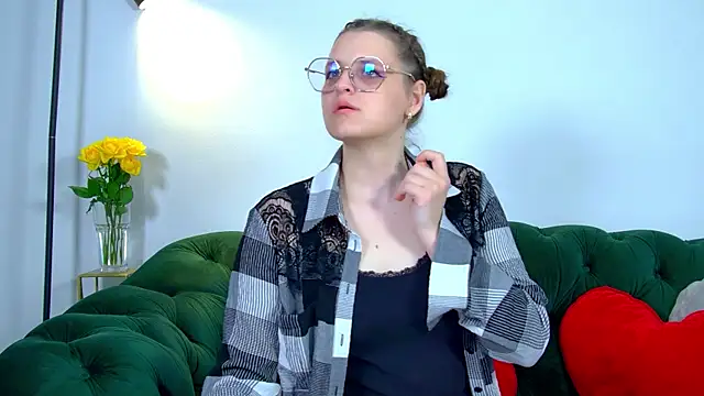 Snapshot of AlexaAvery chatting on 06.06.26 AlexaAvery online show from 06.06.26