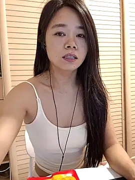 Snapshot of yueyue_99 chatting on 05.27.26 yueyue 99 online show from 05.27.26