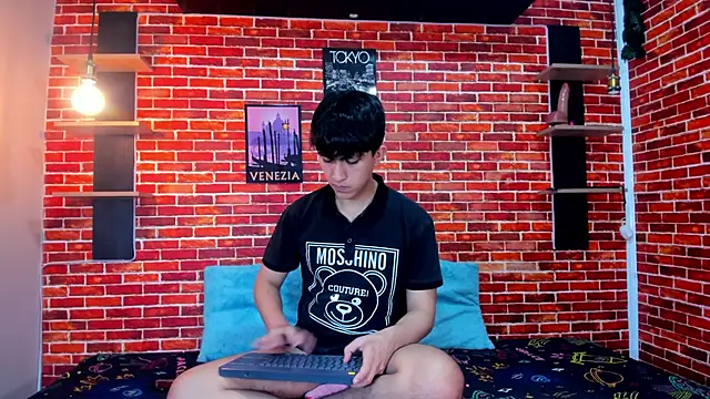 Snapshot of Hoot_boyss_ chatting on 06.04.26 Hoot boyss online show from 06.04.26