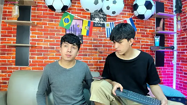 Snapshot of Hoot_boyss_ chatting on 06.17.26 Hoot boyss online show from 06.17.26
