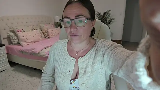 Snapshot of Vika73 chatting on 06.18.26 Vika73 online show from 06.18.26