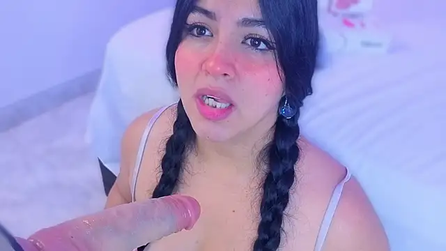 Snapshot of Sofiaa_Bloom chatting on 06.26.26 Sofiaa Bloom online show from 06.26.26