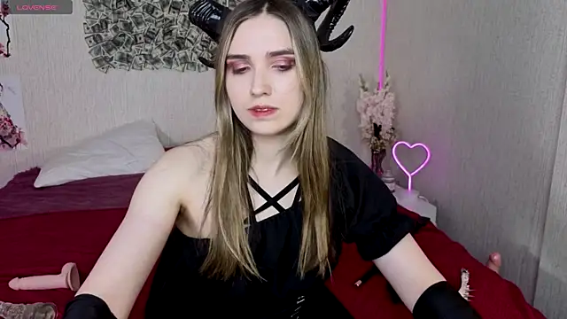 Snapshot of NocturneHuntress chatting on 06.04.26 NocturneHuntress online show from 06.04.26