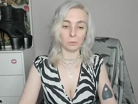 Snapshot of velvetanne chatting on 06.18.26 velvetanne online show from 06.18.26