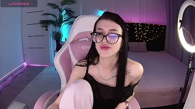 Snapshot of Ariella_Me chatting on 05.26.26 Ariella Me online show from 05.26.26