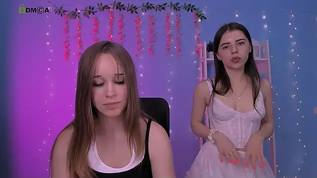 Snapshot of lyra_desire chatting on 06.25.26 lyra desire online show from 06.25.26