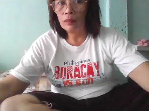 Snapshot of momshe2026 chatting on 07.19.26 momshe2026 online show from 07.19.26