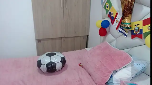 Snapshot of Valeria_Santos_ chatting on 06.18.26 Valeria Santos online show from 06.18.26