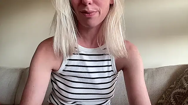 Snapshot of SkinnyMilf chatting on 06.05.26 SkinnyMilf online show from 06.05.26