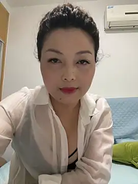 Snapshot of Luckylilyss chatting on 06.18.26 Luckylilyss online show from 06.18.26
