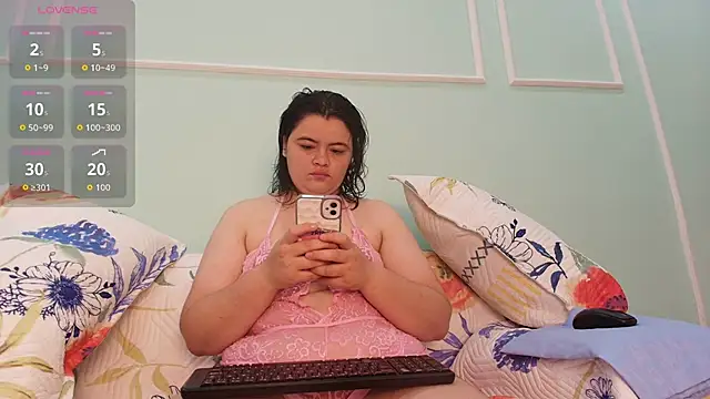 Snapshot of Vicky-Mooree chatting on 06.19.26 Vicky-Mooree online show from 06.19.26