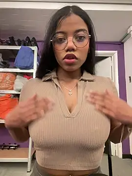 Snapshot of Ariana_roxe_ chatting on 06.11.26 Ariana roxe online show from 06.11.26