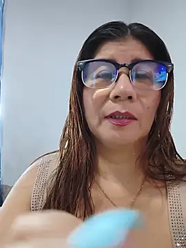 Snapshot of fire_mommy chatting on 06.12.26 fire mommy online show from 06.12.26