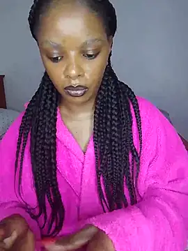 Snapshot of creamiequeen chatting on 06.12.26 creamiequeen online show from 06.12.26
